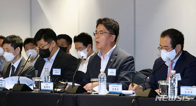 [서울=뉴시스] 김금보 기자 = 윤태식 관세청장이 14일 오후 서울 중구 신세계면세점에서 열린 '글로벌 면세산업 선도 및 국민편의 제고를 위한 면세산업 발전 간담회' 에서 발언 하고 있다. 이날 간담회에는 신라, 롯데, 신세계, 현대 등 12개 면세점 대표들이 참석했다.2022.09.14. kgb@newsis.com