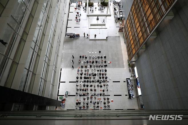 [서울=뉴시스] 백동현 기자 = 강석훈 산업은행 회장 취임 100일 기자간담회가 열린 14일 오후 서울 영등포구 KDB산업은행 본점 로비에서 직원들이 산업은행의 지방 이전을 반대하는 피켓을 들고 있다. 2022.09.14. livertrent@newsis.com