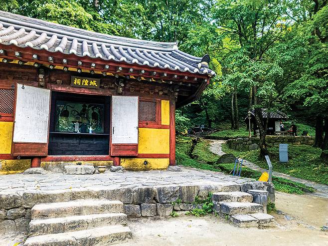 국사성황사와 산신각, 그리고 제단(가운데). 김유신 장군이 산신, 고승 범일이 국사성황신이다. 이곳에서 매년 음력 4월 15일 강릉단오제에 대관령산신제와 국사성황제가 열린다.