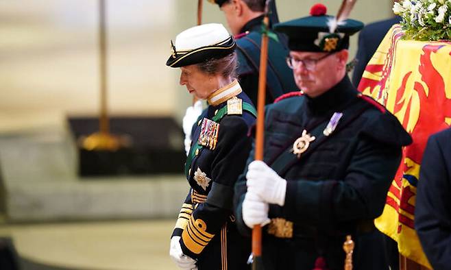 지난 12일(현지시간) 영국 스코틀랜드 에든버러 세인트 자일스 성당에 엘리자베스 2세 여왕의 시신이 안치된 가운데 고인의 딸 앤 공주(왼쪽)가 영국 해군 제독의 옷차림을 한 채 관 곁을 지키고 있다. 에든버러=AP연합뉴스