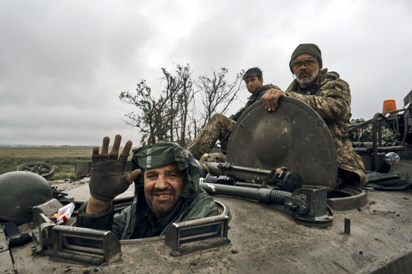 승리의 미소  - 러시아를 상대로 대반격에 나선 우크라이나가 파죽지세로 역공에 나서는 가운데 우크라이나 군인들이 12일(현지시간) 다시 되찾은 하르키우의 도로에 세워 놓은 군 장갑차에서 포즈를 취하고 있다.하르키우 AP 연합뉴스