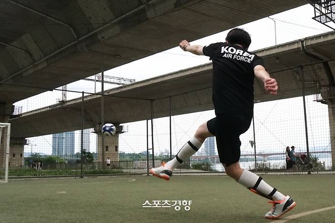 FC아기오리 다리미(활동명)씨가 12일 이촌한강공원 풋살장에서 슈팅하고 있다. 이두리 기자