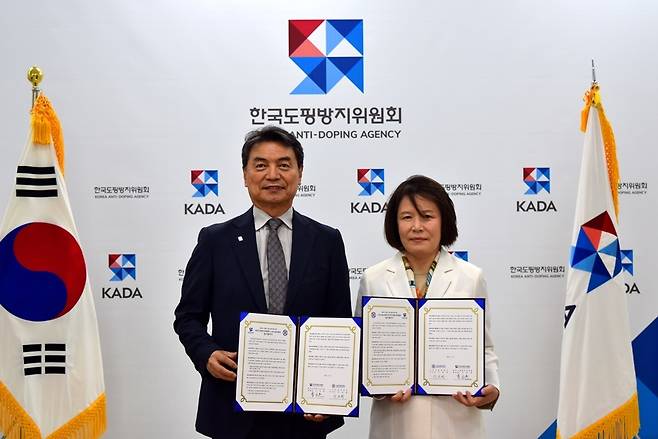 ▲ 한국도핑방지위원회(KADA)와 스포츠윤리센터가 공정하고 깨끗한 스포츠 환경 조성을 위해 업무협약을 맺었다. 사진은 이영희 KADA 위원장과 이은정 스포츠윤리센터 이사장(왼쪽부터). ⓒ 한국도핑방지위원회