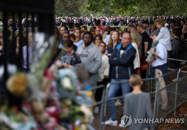 버킹엄궁 앞에 줄선 여왕 조문객들 [로이터 연합뉴스 자료사진. 재판매 및 DB 금지]
