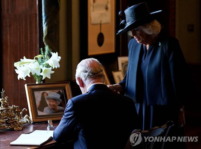 서명하는 찰스3세 (벨파스트[영국 북아일랜드] AFP=연합뉴스) 찰스 3세 영국 국왕이 13일(현지시간) 북아일랜드 벨파스트 인근 힐스버러성에서 방명록에 서명하고 있다. 2022. 9. 13 photo@yna.co.kr