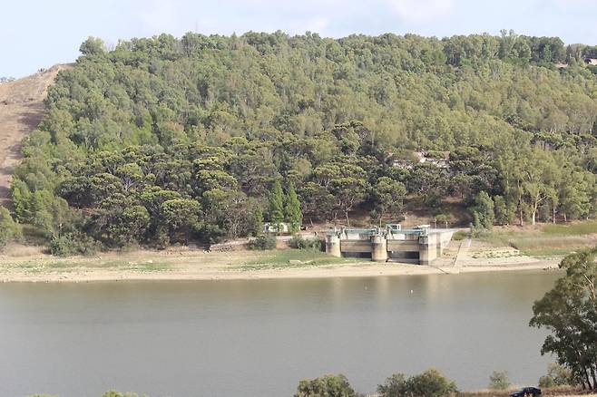 가뭄에 제 기능 못하는 시칠리아 트리니타 댐 (시칠리아=연합뉴스) 신창용 특파원 = 5일(현지시간) 이탈리아 시칠리아섬의 서쪽 끝 트라파니 지역에 물을 공급하는 트리니타 댐. 댐의 한쪽 수문까지 물이 차지 않을 정도로 수위가 낮은 상태다. 2022.9.5 changyong@yna.co.kr