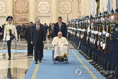 카자흐스탄 방문한 교황 (누르술탄 EPA=연합뉴스) 제7회 세계·전통 종교지도자대회 참석을 위해 중앙아시아 카자흐스탄을 찾은 프란치스코 교황이 13일(현지시간) 카자흐스탄 대통령실에서 열린 환영 행사에 참석하고 있다.2022.9.14 [카자흐스탄 대통령실 제공]