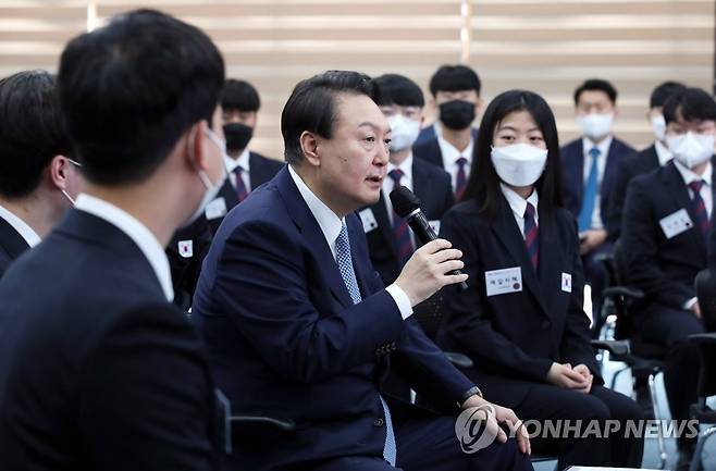 국제기능올림픽 국가대표와 간담회하는 윤석열 대통령 (인천=연합뉴스) 서명곤 기자 = 윤석열 대통령이 14일 인천시 부평구 글로벌숙련기술진흥원을 방문,  국제기능올림픽에 출전하는 국가대표들과 간담회를 하고 있다. 2022.9.14 seephoto@yna.co.kr