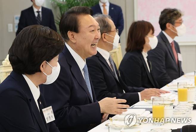 윤 대통령, 국민의힘 반도체특위 위원들과 오찬 (서울=연합뉴스) 서명곤 기자 = 윤석열 대통령이 14일 서울 용산 대통령실에서 열린 국민의힘 반도체산업경쟁력강화특위 오찬에서 발언을 하고 있다. 2022.9.14 seephoto@yna.co.kr