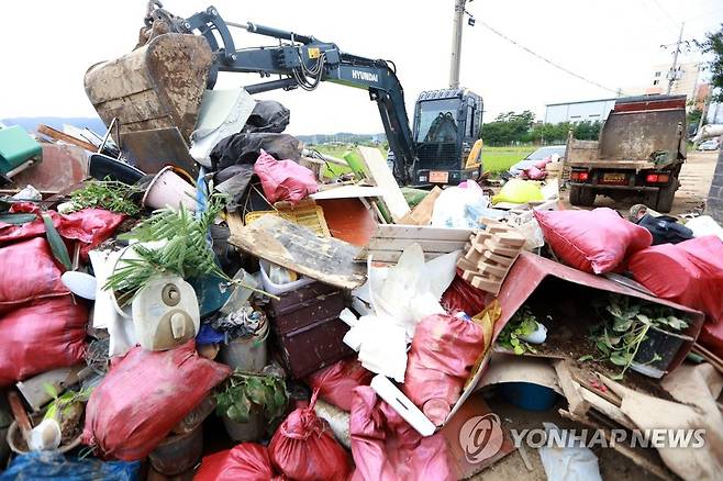 태풍 피해복구는 진행 중 (포항=연합뉴스) 김현태 기자 = 추석 연휴 마지막 날인 12일 경북 포항시 남구 대송면 일대에서 태풍 '힌남노' 피해 복구 작업이 한창이다. 2022.9.12 mtkht@yna.co.kr