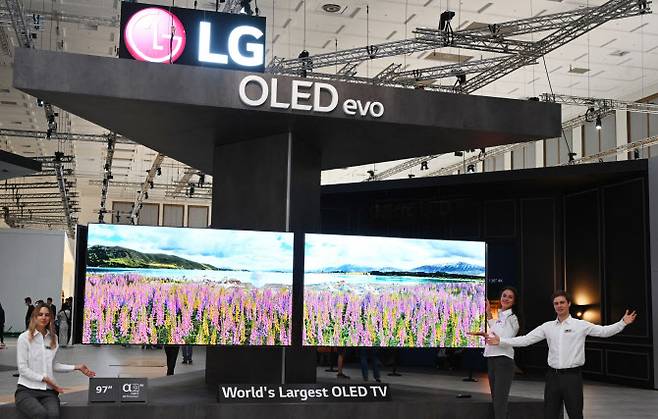 지난 9월 2~6일 독일 베를린 열린 유럽 최대 가전전시회 ‘IFA2022’에서 LG전자가 OLED 패널을 활용한 TV를 전시하고 있다. 반면 중국 기업들은 OLED 패널을 쓰지 않은 LCD TV만 전시했다. (사진=LG전자)