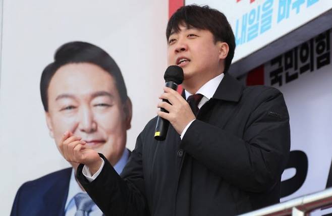 이 전 대표가 지난 2월 28일 대구 동대구역 광장에서 윤석열 당시 대선 후보 유세를 벌이고 있다. 사진=연합