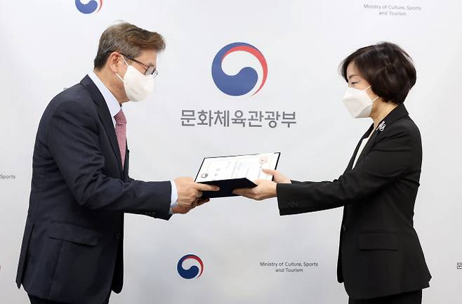 박보균 문화체육관광부 장관이 15일 서울 용산구 문체부 저작권보호과 서울사무소 회의실에서 박은실 신임 한국문화예술교육진흥원장에게 임명장을 수여하고 있다(사진=문체부).