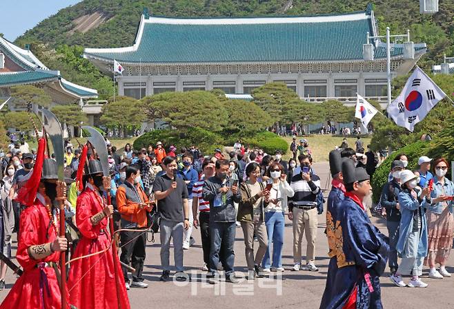 [이데일리 방인권 기자] 청와대 개방 후 첫 주말인 5월 15일 오전 서울 종로구 청와대를 찾은 시민들이 즐거운 시간을 보내고 있다.