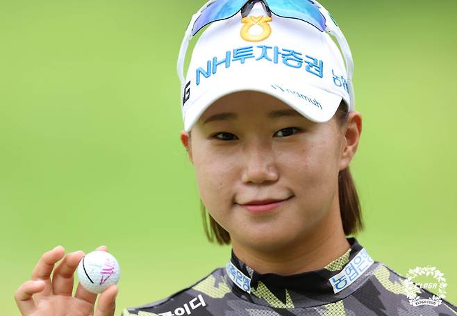 정윤지가 15일 열린 KLPGA 투어 KB금융 스타챔피언십 1라운드에서 홀인원을 한 후 포즈를 취하고 있다.(사진=KLPGA)