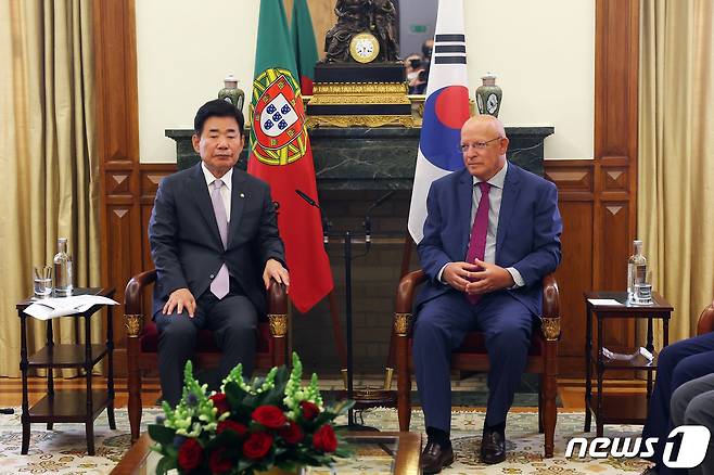 김진표 국회의장이 14일(현지시간) 리스본에 위치한 포르투갈 국회에서 아우구스트 산투스 실바 국회 의장을 만나 기념촬영을 하고 있다.(국회의장실 제공)