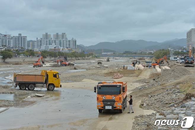 15일 태풍 힌남노 피해지역인 경북 포항시 남구 오천읍 냉천에서 포항시와 국토부, 해병대, 해군 등이 중장비를 투입, 유실된 제방을 새로 쌓고 하천에 쌓인 토사를 준설하고 있다2022.9.15/뉴스1 ⓒ News1 최창호 기자