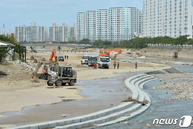 15일 태풍 힌남노 피해지역인 경북 포항시 남구 오천읍 냉천에서 포항시와 국토부, 해병대, 해군 등이 중장비를 투입, 유실된 제방을 새로 쌓고 하천에 쌓인 토사를 퍼내고 있다..2022.9.15/뉴스1 ⓒ News1 최창호 기자