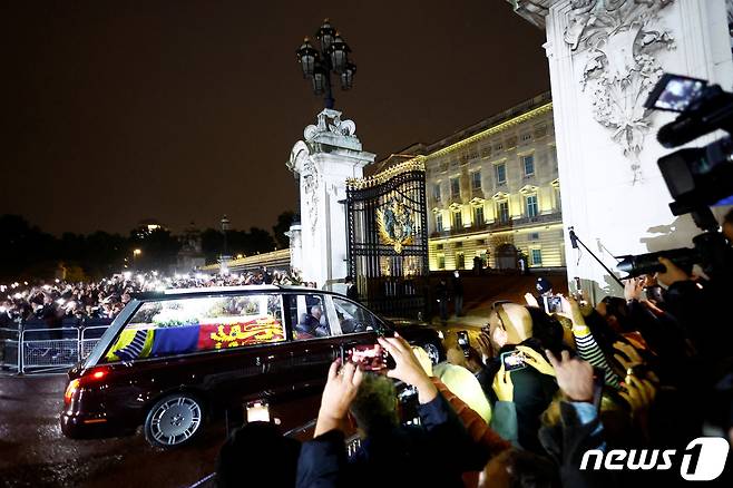 영국 엘리자베스 2세 여왕의 시신이 안치된 차량이 13일(현지시간) 버킹엄궁에 도착하고 있다. ⓒ 로이터=뉴스1 ⓒ News1 신웅수 기자