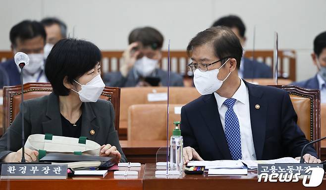 한화진 환경부 장관(왼쪽)과 이정식 고용노동부 장관이 15일 서울 여의도 국회에서 열린 환경노동위원회 전체회의에서 대화를 나누고 있다. (공동취재) 2022.9.15/뉴스1 ⓒ News1 유승관 기자