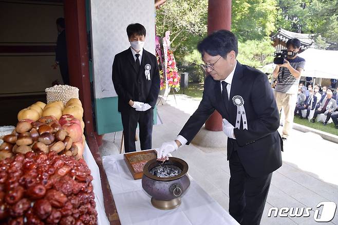 강기정 광주시장이 15일 오전 북구 금곡동 충장사에서 열린 '제426주기 충장공 김덕령 장군 제향 행사'에 참석해 분향을 하고 있다.(광주시 제공)2022.9.15/뉴스1 ⓒ News1