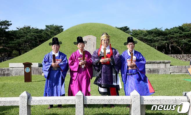 홍태용 김해시장(오른쪽 두번째)이 숭선전 관계자들과 15일 수로왕릉에서 고유제를 봉행하고 있다.