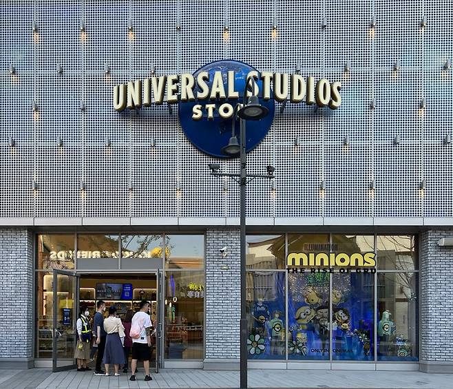 중국 베이징의 테마파크 유니버설 베이징 리조트 안에 있는 상점에서 미국 애니메이션 미니언즈의 캐릭터 제품들이 판매되고 있다. /김남희 특파원