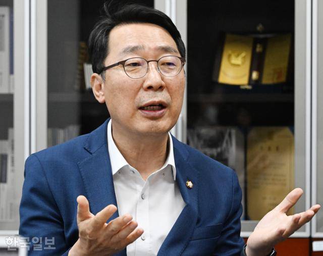 윤영찬 더불어민주당 의원이 7일 국회 의원회관에서 한국일보와 인터뷰하고 있다. 오대근 기자