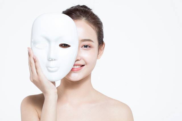 화이트 태닝은 피부색을 밝게 한다는 점에서 주목받고 있지만 오히려 피부를 노화시킬 우려도 있어 주의해야 한다./사진=클립아트코리아