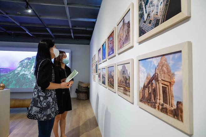 Visitors view photos on display at the opening exhibition of Jeju ASEAN Hall. (ASEAN-Korea Centre)