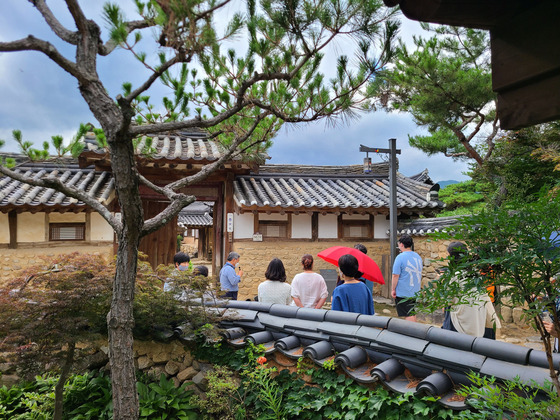 A resident in Hamyang, South Gyeongsang, explains about an old house in the village to visitors. [KOREA TOURISM ORGANIZATION]