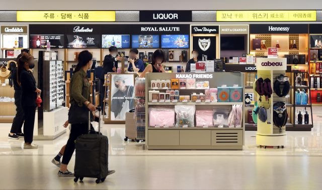 김포-­하네다 항공노선 운항이 재개된 지난 7월 29일 오전 서울 강서구 김포국제공항 국제선 청사에서 승객들이 면세점을 이용하고 있다. 연합뉴스