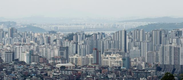 국토교통부가 ‘깡통 전세’ 등 전세보증금 피해를 막기 위해 지역별로 전세가율, 보증사고 현황 등을 공개한다고 14일 밝혔다. 사진은 이날 남산에서 내려다본 서울 전경. 연합뉴스