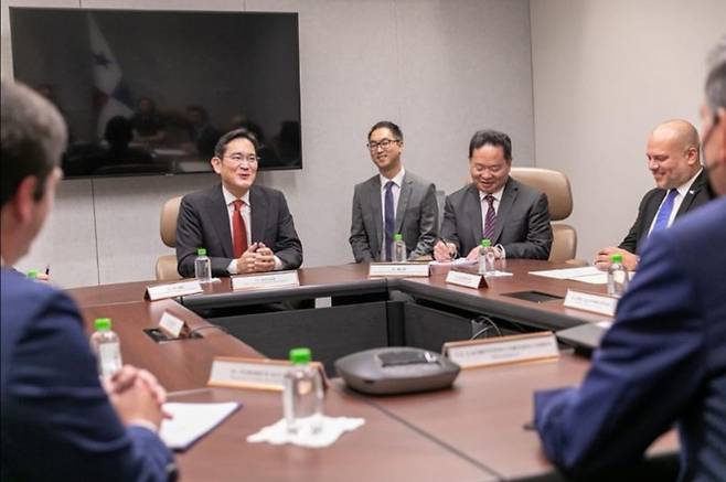 이재용 삼성전자 부회장이 13일(현지 시각) 파나마시티에 위치한 파나마 대통령궁을 찾아 라우렌티노 코르티소 파나마 대통령에게 '2030 부산세계박람회' 개최 지원을 요청했다. /사진=삼성전자