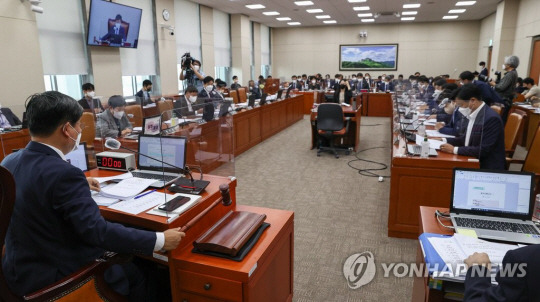 환노위 : 15일 오후 국회에서 열린 환경노동위원회 전체회의에서 전해철 위원장이 회의를 주재하고 있다. 연합뉴스