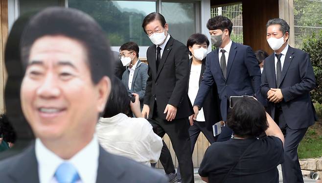 더불어민주당 이재명 대표 등 당 지도부가 14일 오후 경남 김해시 진영읍 봉하마을 고 노무현 전 대통령 묘역 참배 후 권양숙 여사 예방을 위해 사저로 이동하고 있다. [연합]