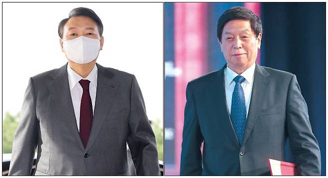 윤석열 대통령이 오는 16일 중국 공산당 서열 3위인 리잔수(栗戰書) 전국인민대표대회 상무위원장(국회의장 격)의 예방을 받을 예정이다. 사진은 15일 오전 서울 용산 대통령실로 출근하는 윤 대통령(왼쪽)과 지난 7일(현지시간) 러시아 블라디보스토크에서 열린 동방경제포럼에 참석한 리 상무위원장. [연합·타스]