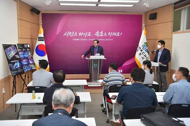 이병선 속초시장이 기자브리핑을 하고있다.[속초시 제공]