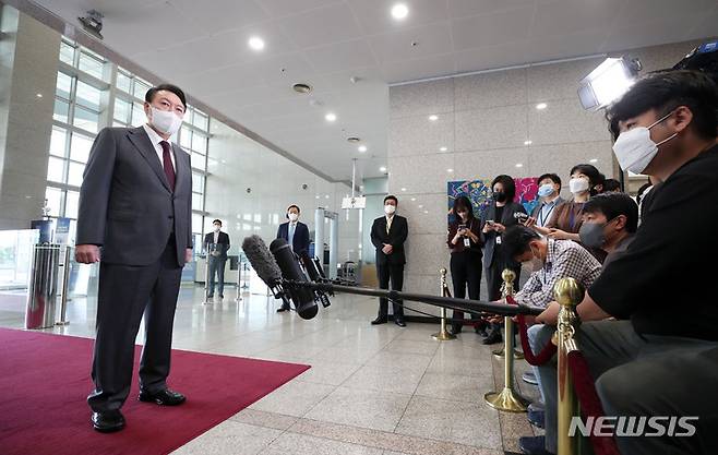 [서울=뉴시스] 홍효식 기자 = 윤석열 대통령이 15일 서울 용산 대통령실 청사로 출근하며 취재진 질문에 답하고 있다. 2022.09.15. yesphoto@newsis.com