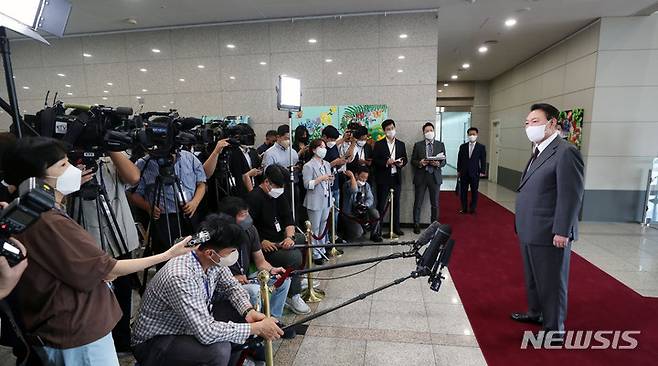 [서울=뉴시스] 홍효식 기자 = 윤석열 대통령이 15일 서울 용산 대통령실 청사로 출근하며 취재진 질문에 답하고 있다. 2022.09.15. yesphoto@newsis.com