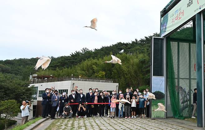 [창녕=뉴시스] 안지율 기자 = 환경부와 문화재청, 경남도, 창녕군은 15일 오후 경남 창녕군 우포따오기복원센터에서 증식 복원에 성공한 천연기념물 제198호 따오기 암컷 24마리, 수컷 16마리를 방사했다. 김부영 창녕군수와 참석자들이 따오기 쉼터에서 먹이주기 행사를 하고 있다. (사진=창녕군청 제공) 2022.09.15. photo@newsis.com  *재판매 및 DB 금지