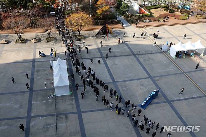 [부산=뉴시스] 하경민 기자 = 국제 게임 전시회인 '지스타 2021'가 열린 18일 부산 해운대구 벡스코 제1전시장을 찾은 관람객들이 길게 줄을 선 채 행사장에 입장하고 있다. 40개국 672개사 참가한 이번 행사는 오는 21일까지 계속된다. 2021.11.18. yulnetphoto@newsis.com