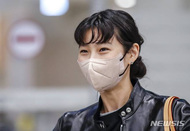 [인천공항=뉴시스] 정병혁 기자 = 오징어게임으로 미국에서 열린 제74회 에미상 시상식에 참석한 배우 정호연이 15일 인천국제공항을 통해 귀국해 취재진의 질문에 답하고 있다. 2022.09.15. jhope@newsis.com