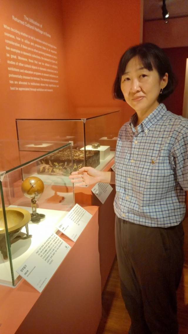 강혜승 국외소재문화재재단 유통조사부장이 서울 고궁박물관에서 열리고 있는 ‘나라 밖 유물의 여정’ 특별전에 전시돼 있는 휴대용 해시계 ‘일영원구’에 대해 설명하고 있다.