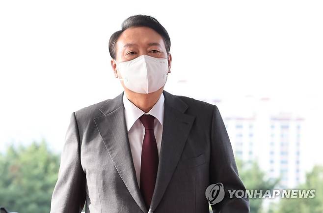 출근하는 윤석열 대통령 (서울=연합뉴스) 서명곤 기자 = 윤석열 대통령이 15일 오전 서울 용산 대통령실 청사로 출근하고 있다. 2022.9.15 seephoto@yna.co.kr