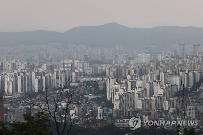 서울 아파트값 9년9개월만에 최대 하락 서울 남산에서 바라본 서울 시내 아파트. [연합뉴스 자료사진]