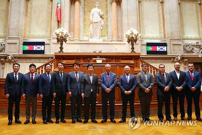 포르투갈 국회 찾은 김진표 국회의장 (리스본=연합뉴스) 김진표 국회의장이 14일 (현지시간) 리스본 포르투갈 국회를 방문, 아우구스투 산투스 실바 국회의장과 의사당을 둘러본 뒤 기념촬영을 하고 있다. 2022.9.15 [국회의장실 제공. 재판매 및 DB금지] uwg806@yna.co.kr