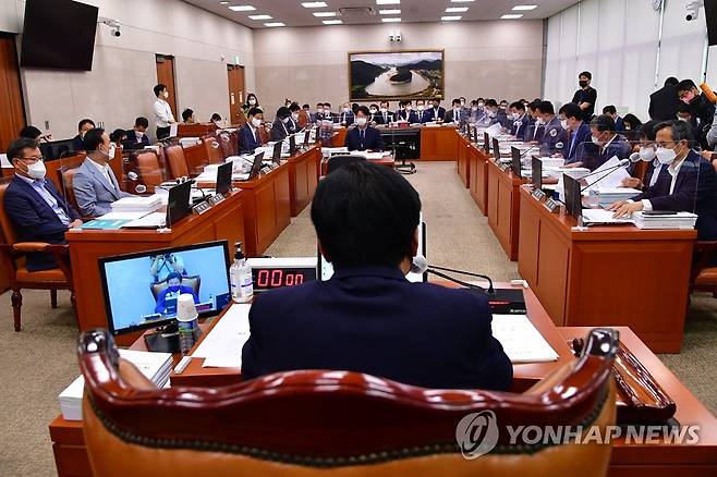 농림축산식품해양수산위원회 전제회의 (서울=연합뉴스) 하사헌 기자 = 18일 서울 여의도 국회에서 농림축산식품해양수산위원회 전체회의가 열리고 있다. 2022.8.18 [국회사진기자단] toadboy@yna.co.kr