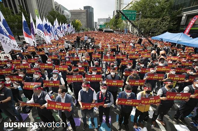 한국노총 전국금융산업노동조합이 16일 서울 종로구 광화문 세종로 사거리 앞에서 총파업 결의대회를 하고 있다./사진=이명근 기자 qwe123@