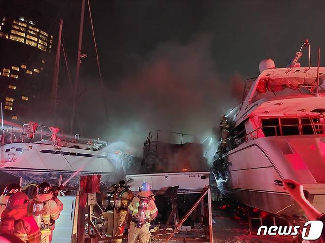 (부산=뉴스1) 백창훈 기자 = 16일 오전 2시쯤 부산 해운대구 수영요트경기장 육상에서 수리 중이던 A씨(50대)의 요트에서 불이 나 소방당국이 진화하는 모습.(부산경찰청 제공)